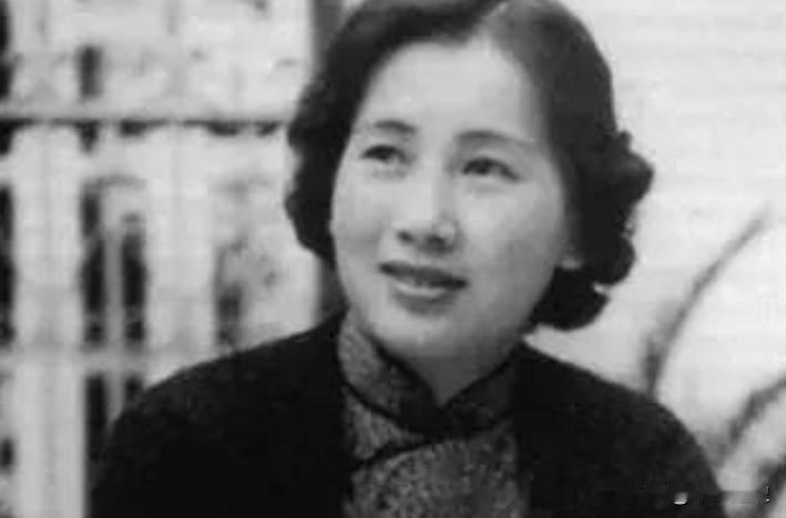 1912年，叶挺被迫娶了童养媳黄春，新婚夜，他被父亲警告：“给我好好圆房，给叶家