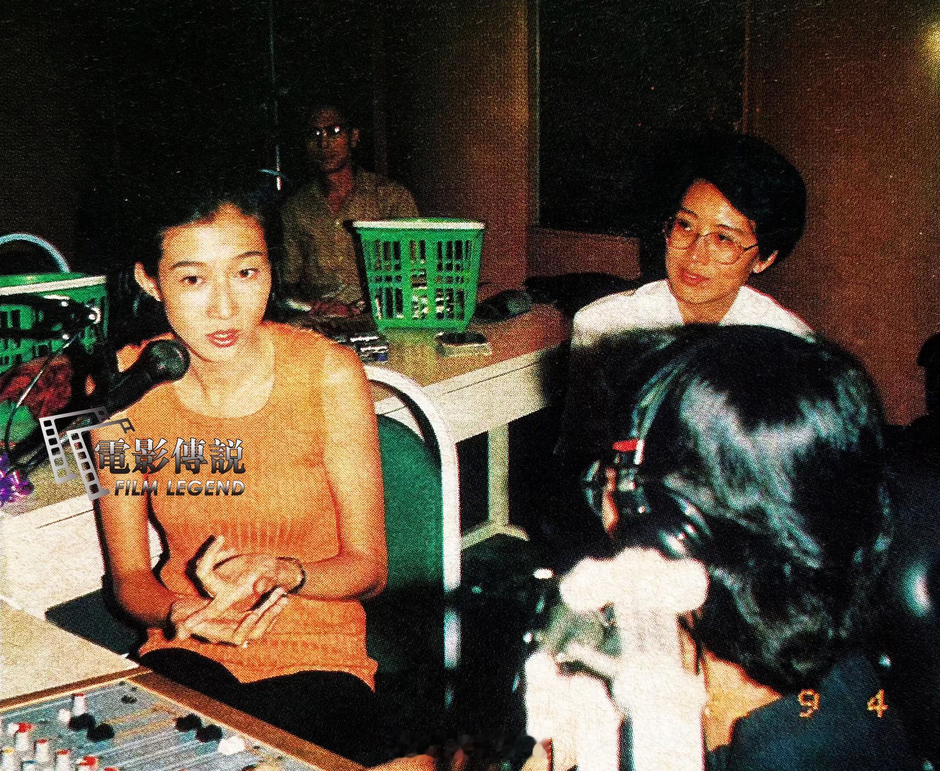1992年9月4日，#吴绮莉# 接受北京某电台访问时的留影。 ​​​