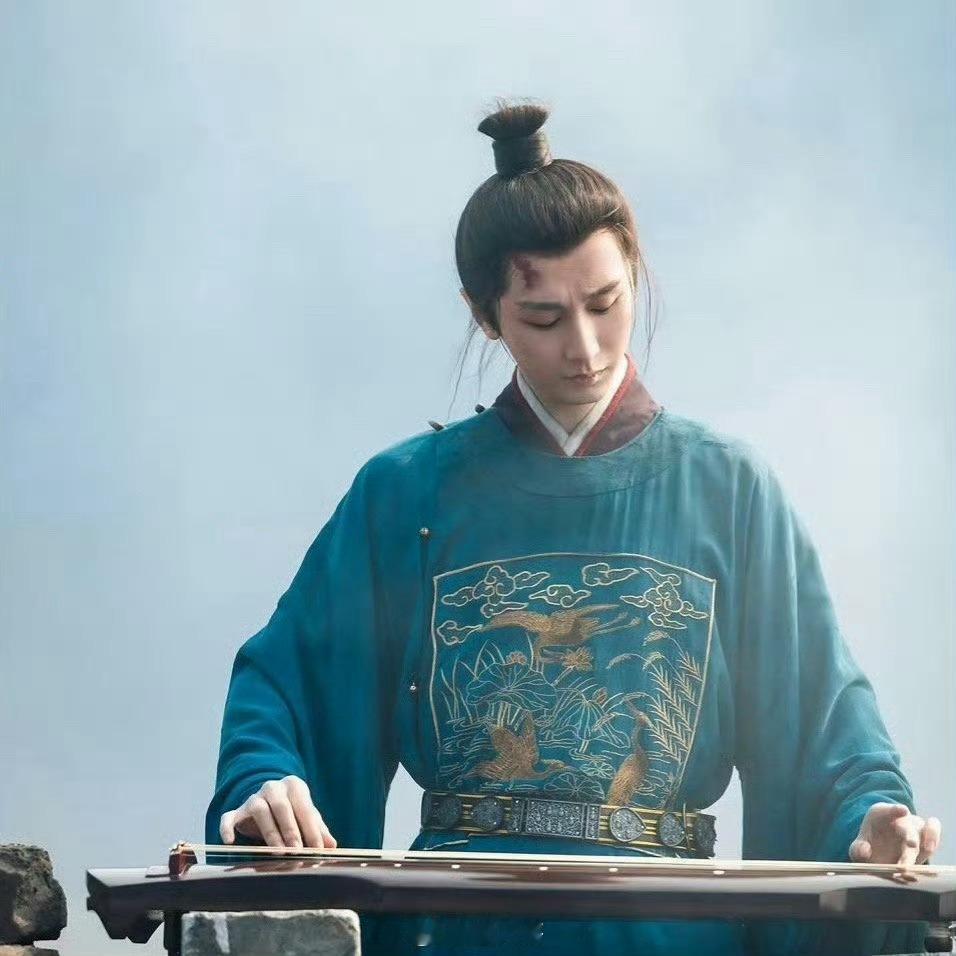 成毅满脸泥浆镜头满脸泥浆也挡不住眼神杀，狼狈又破碎，敬业又有张力，这剧抛脸演技真