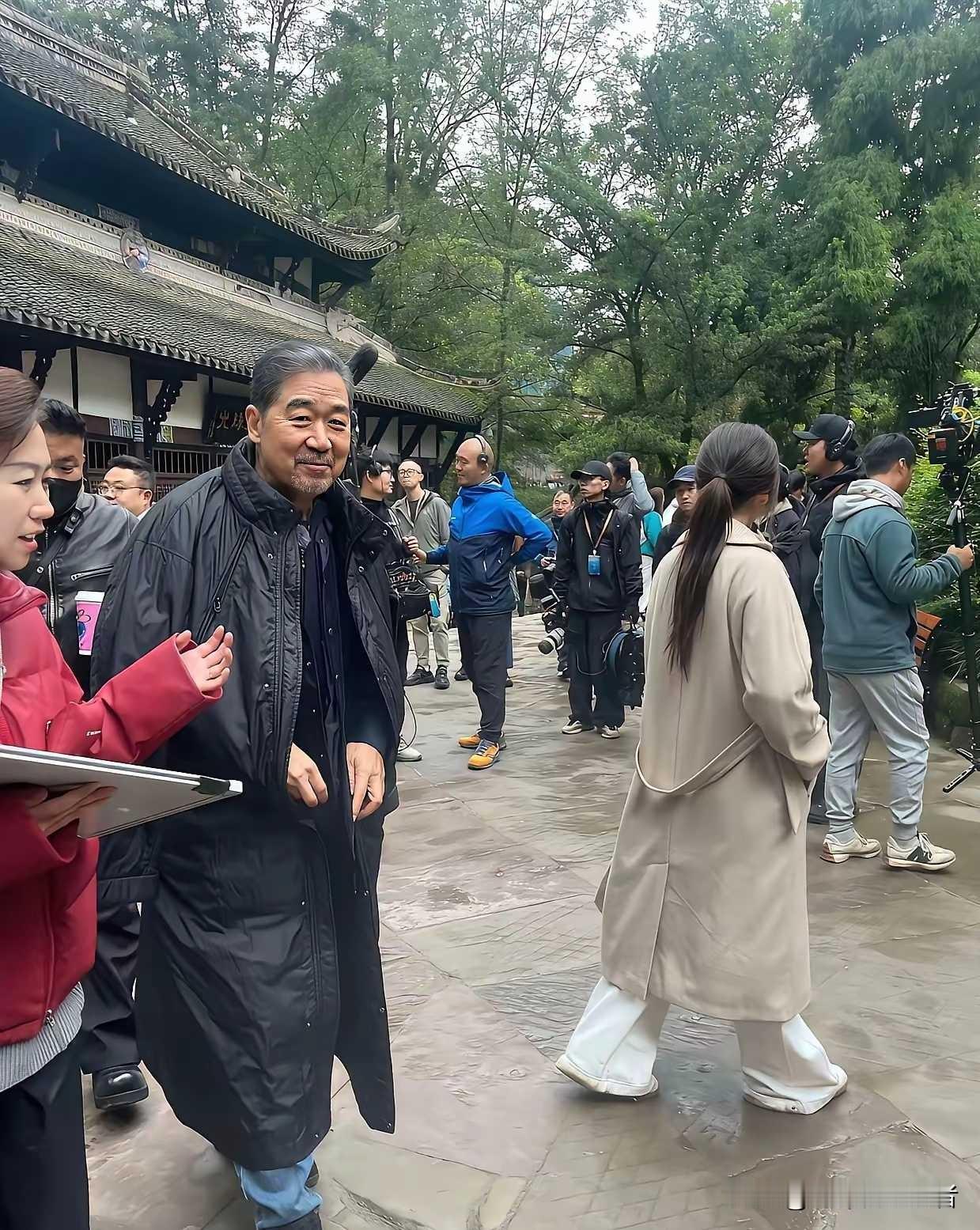 张国立太拼了，这是给儿子赚钱吗？
张国立如今做起来文化大使，宣传古文化。
老当益