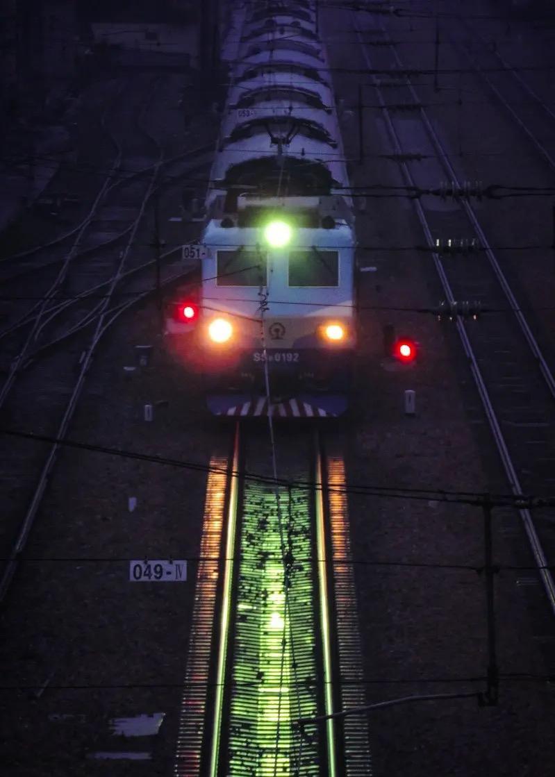 脑瓜子嗡嗡的，我明明没有坐火车，但好多人都劝我扶稳坐好系好安全带，说什么天太冷夜