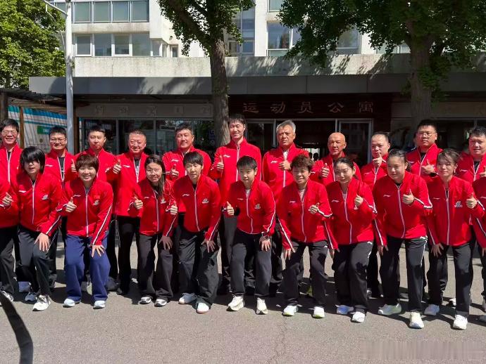 加油加油！！祝一切顺利～国乒男女队拍摄出征合影无限热爱c