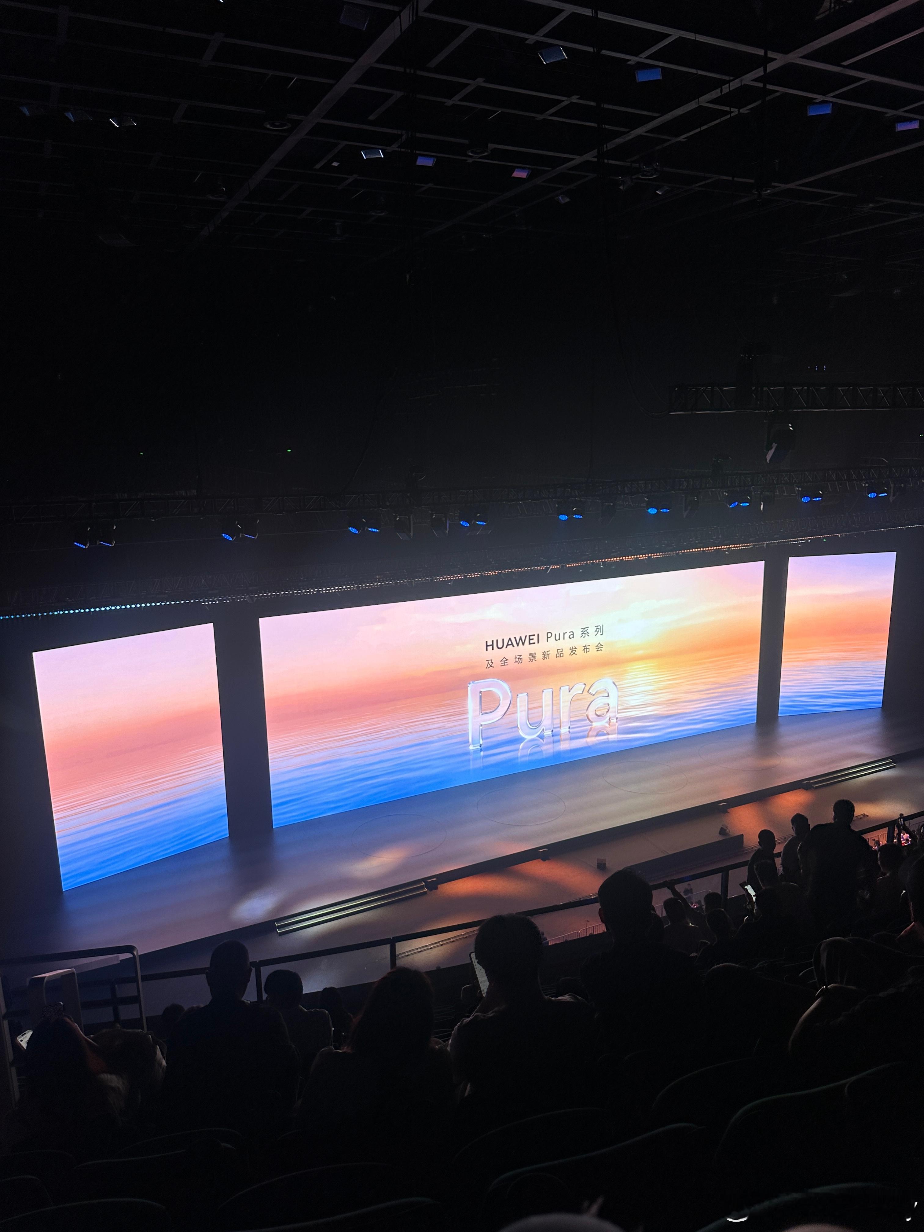 静静等待余承东和易烊千玺易烊千玺 广州·大湾区体育馆