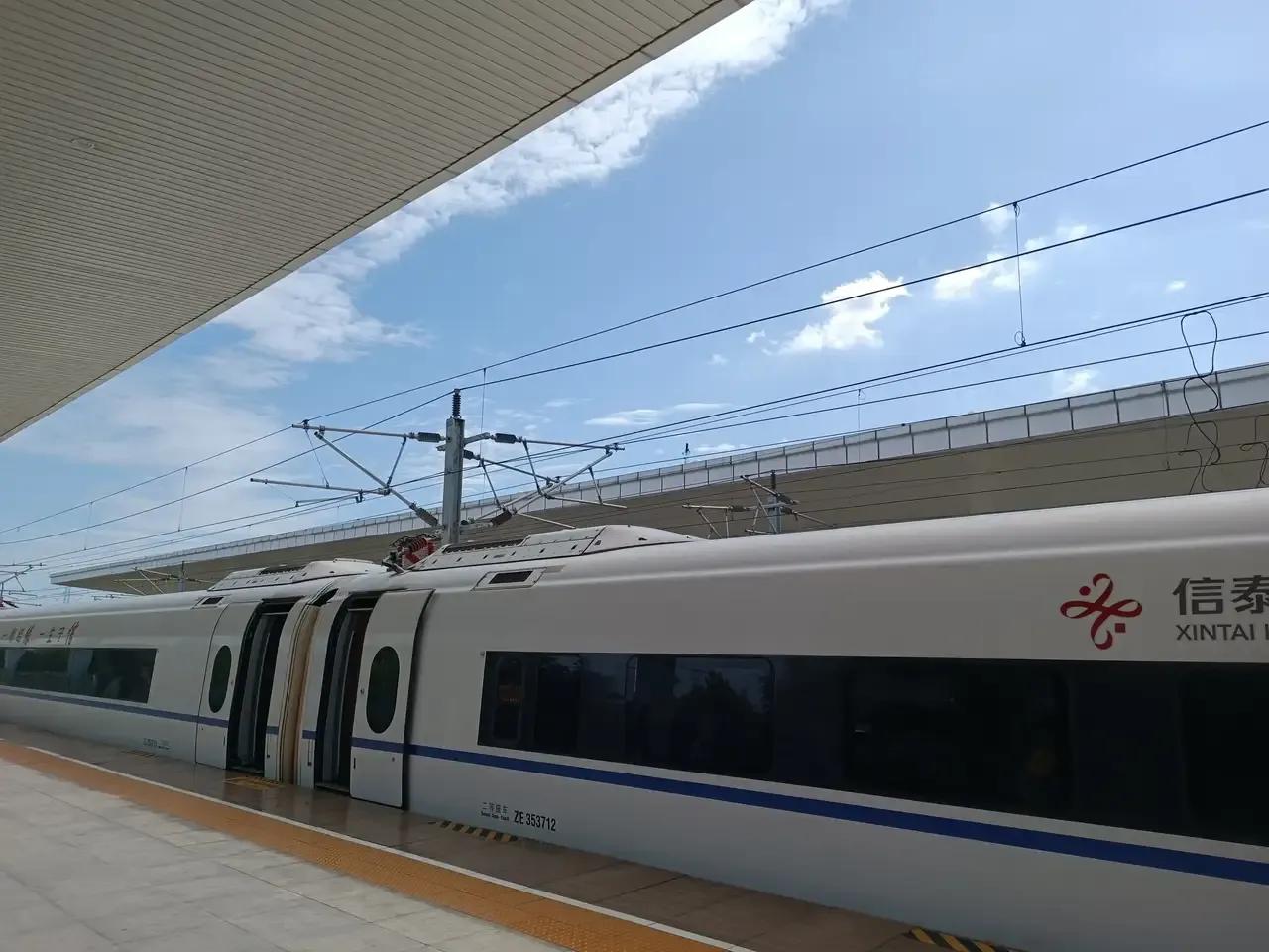 你支持高铁站台全面禁烟吗？
我支持高铁站台全面禁烟，毕竟有安全因素在内，而且抽烟