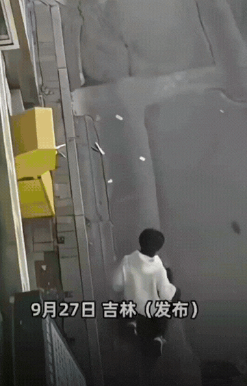 小伙，你这样做可把父母的脸都给丢光了！

咱就说现在有些人谈恋爱，真是把自己的姿