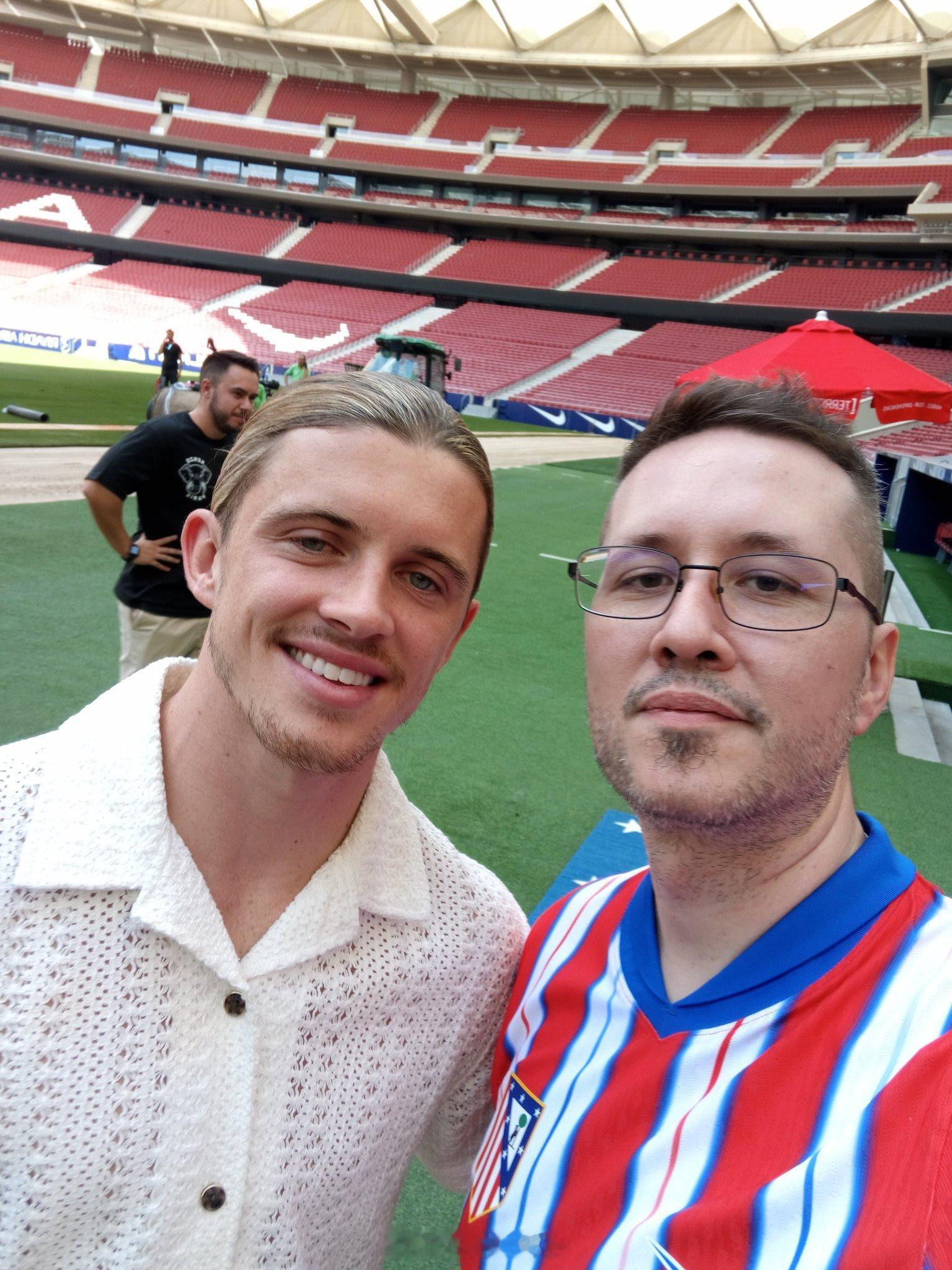 官宣在即，加拉格尔已经来到了大都会。（Vanpi） ​​​