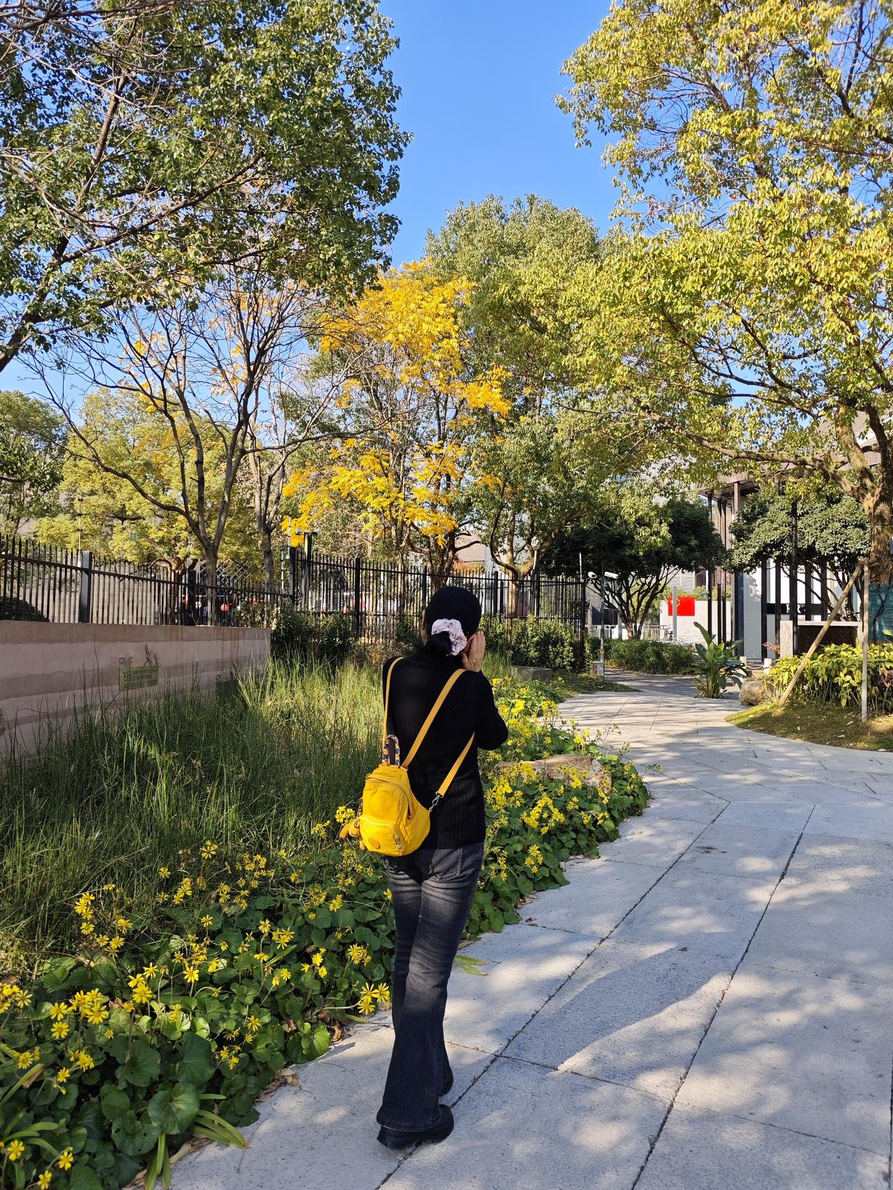 双休日杭州良渚文化村好不热闹，来这里用餐和游玩的人很多，当然喜欢运动的我肯定不会