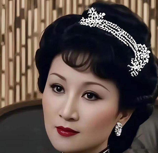 谢霆锋一句话，道尽母亲隐忍的16年。他说：“我觉得我妈很伟大，为这个家付出了很多