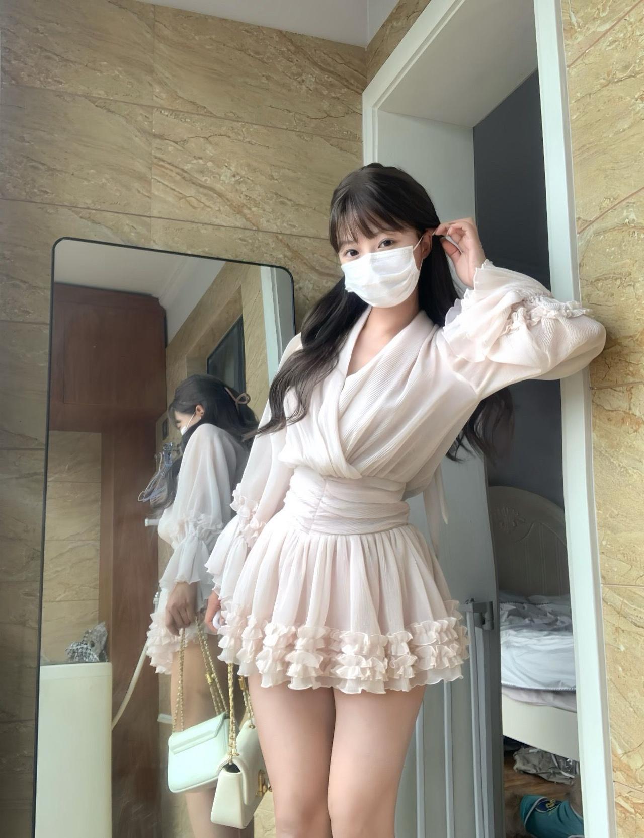 甜美少女风穿搭，粉色连衣裙搭配白色口罩，清新可爱！粉系少女穿搭