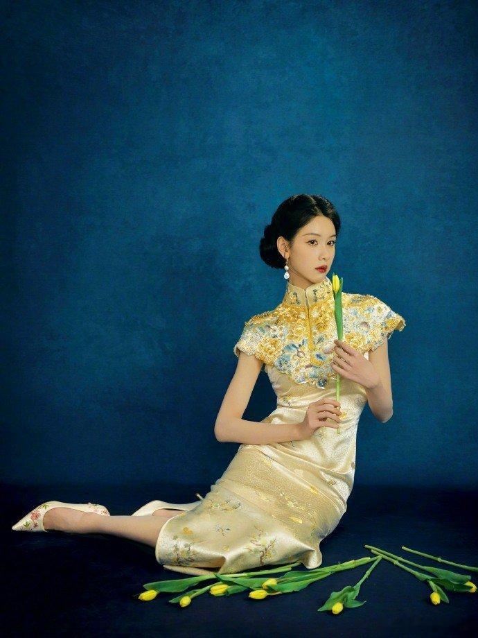 陈都灵演绎非遗美学锦缎裁云肩，宝蓝落菊影。把东方美学的贵气焊在了身上，金丝绣纹流