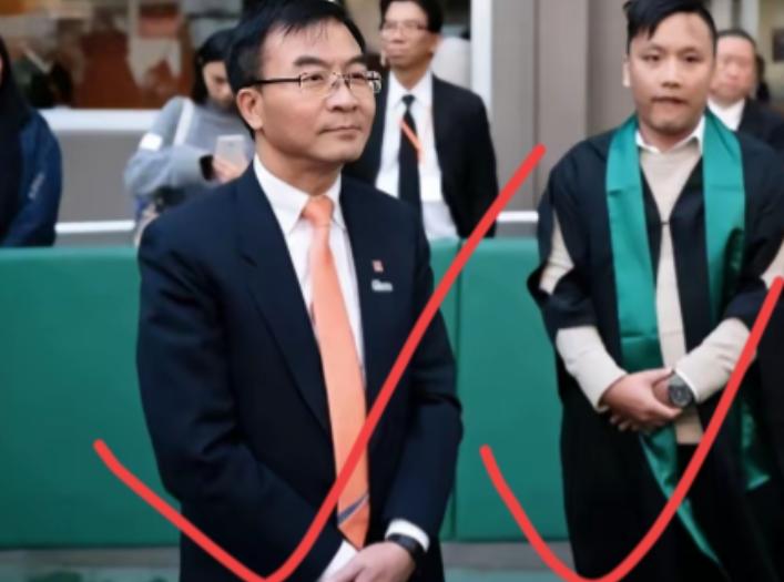 香港一学校毕业典礼上奏国歌，两名毕业生不仅不唱国歌，还一直坐着拒绝肃立，校长陈卓