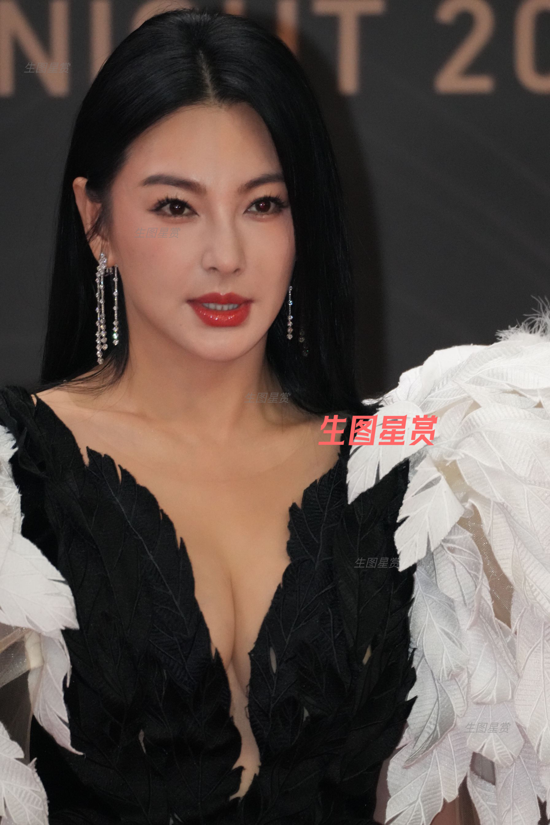 张雨绮星光大赏红毯，黑天鹅造型老娘最美[开学季] ​​​