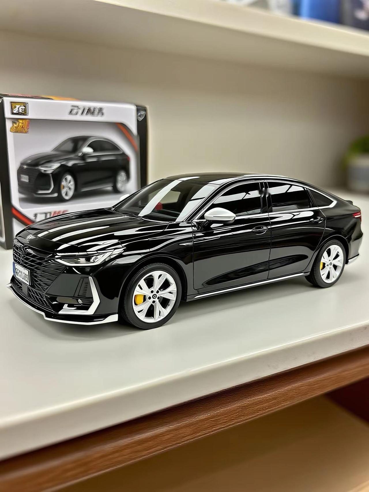 拥有一个属于自己的汽车模型艾瑞泽8 小比例车模