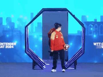 林诗栋这小子终于知道关心蒯曼了。这不，两对混双选手在走向混双颁奖典礼现场时，走在