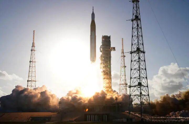 天价绕月飞船刚发射就闹笑话！2300万太空马桶堵塞，宇航员只能用应急尿袋🤯
 