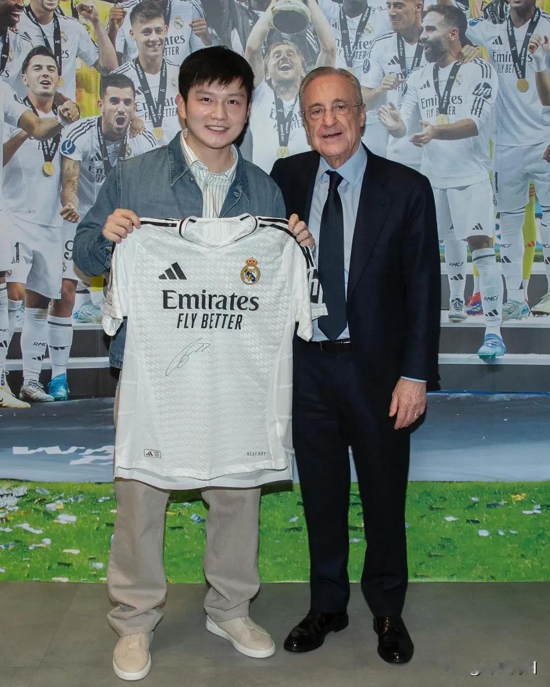 樊振东在西班牙玩的真开心。在伯纳乌的体育场的贵宾包厢观赛，与球星合影，参观皇马球