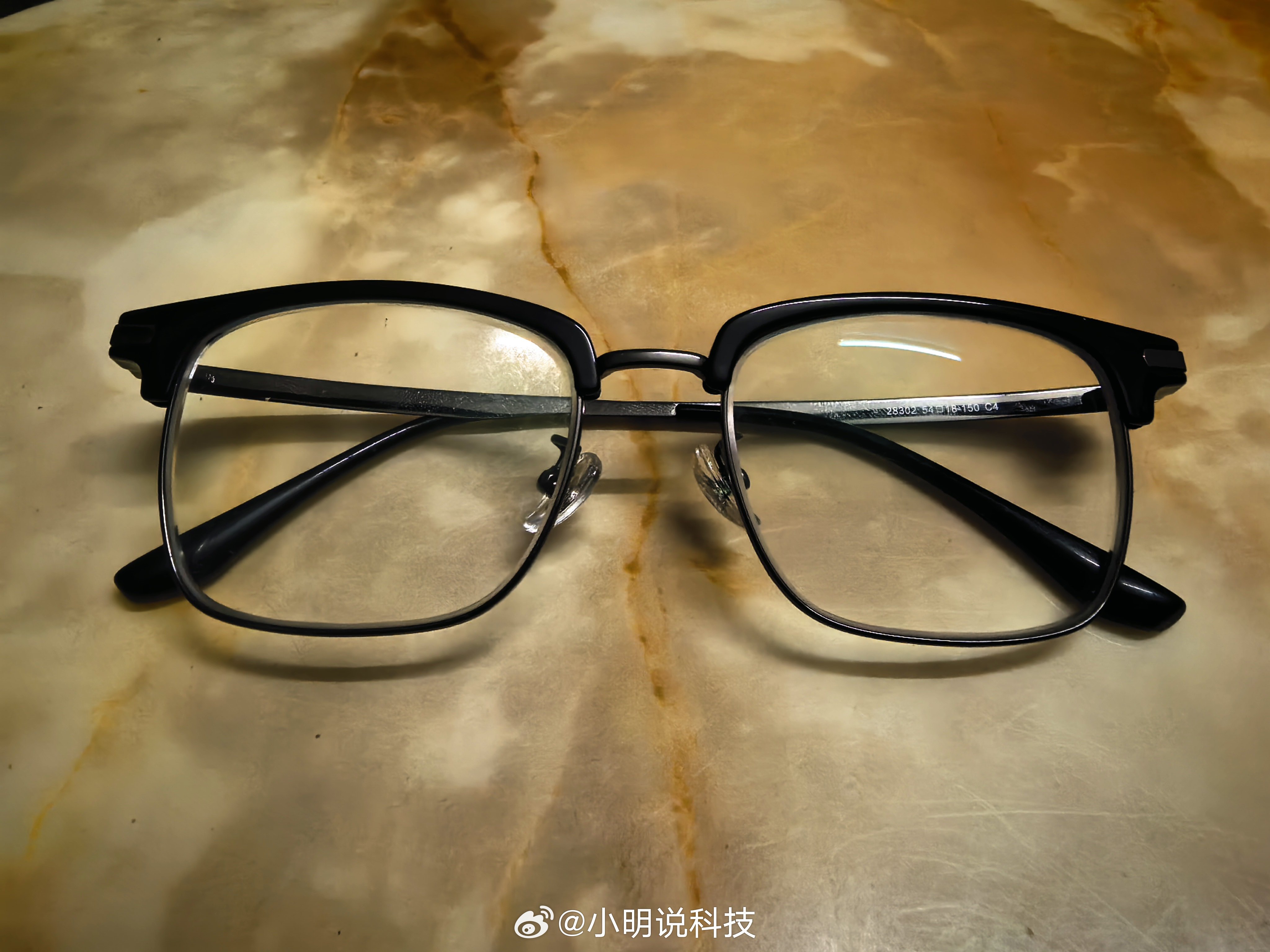 配眼镜 暴利，原来配眼镜这么暴利啊！十几块的镜片，卖出去居然翻几十倍。前段时间我