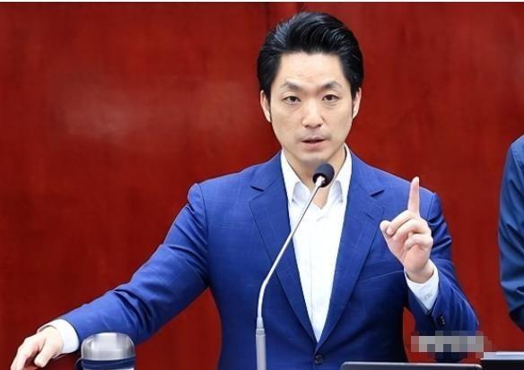 赖清德曾说：如果有人欣然接受九二共识，表示他是中国人，那就是促统。

蒋万安继续