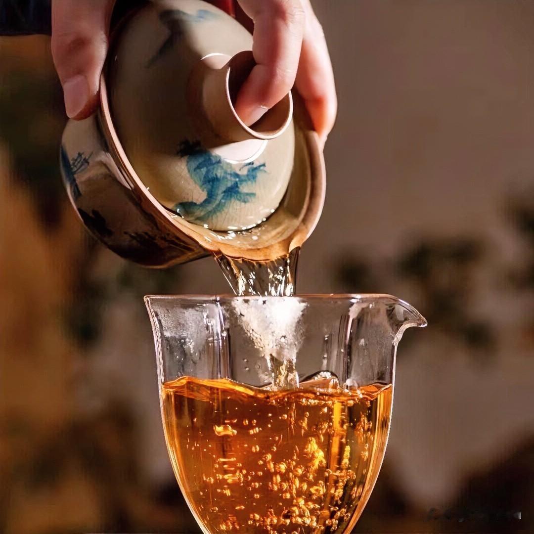 普洱茶保存多少年好喝?

好的茶汤会自己说话，不必人夸。

它一定是润的。滑进嘴