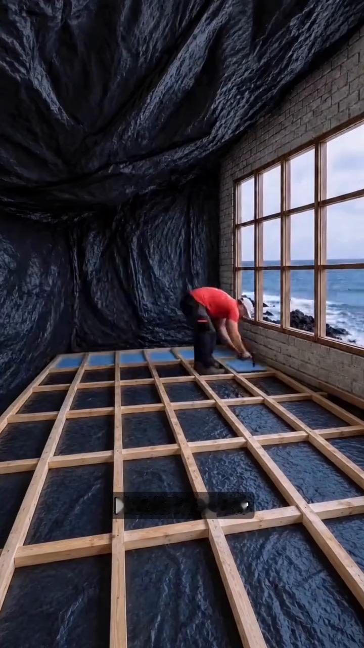 海边岩洞安家。
谁能想到男子买不起城里的房子，竟在海边找到一处天然岩洞，准备亲手