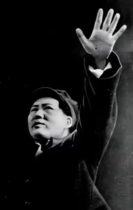 哪有什么岁月静好，不过是有人替我们铸剑为犁
 
总有人说我们活在和平年代，可翻开