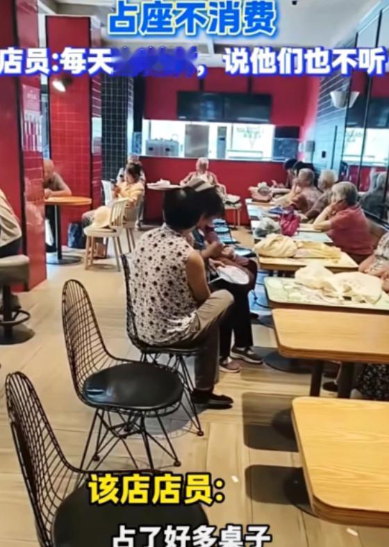 劝了不听，骂也不走，最后常州一家星巴克店员把空调关了，谁也别凉快！结果，大热天老