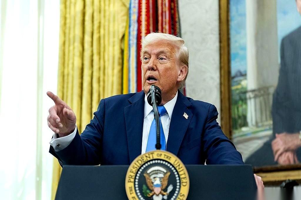 特朗普直接把话撂桌上了。
他对着镜头说，已经明确警告伊朗，如果敢搞大规模处决，就