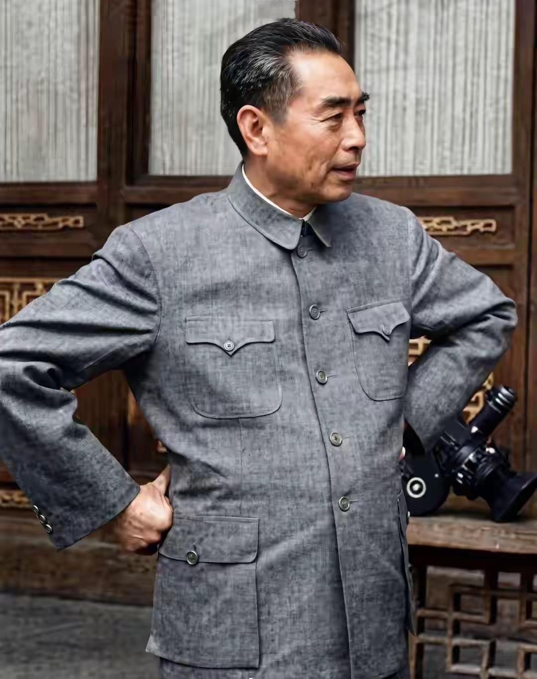 北京天安门广场中心人民英雄纪念碑，＂人民英雄永垂不朽．是毛泽东题写。

人民英雄