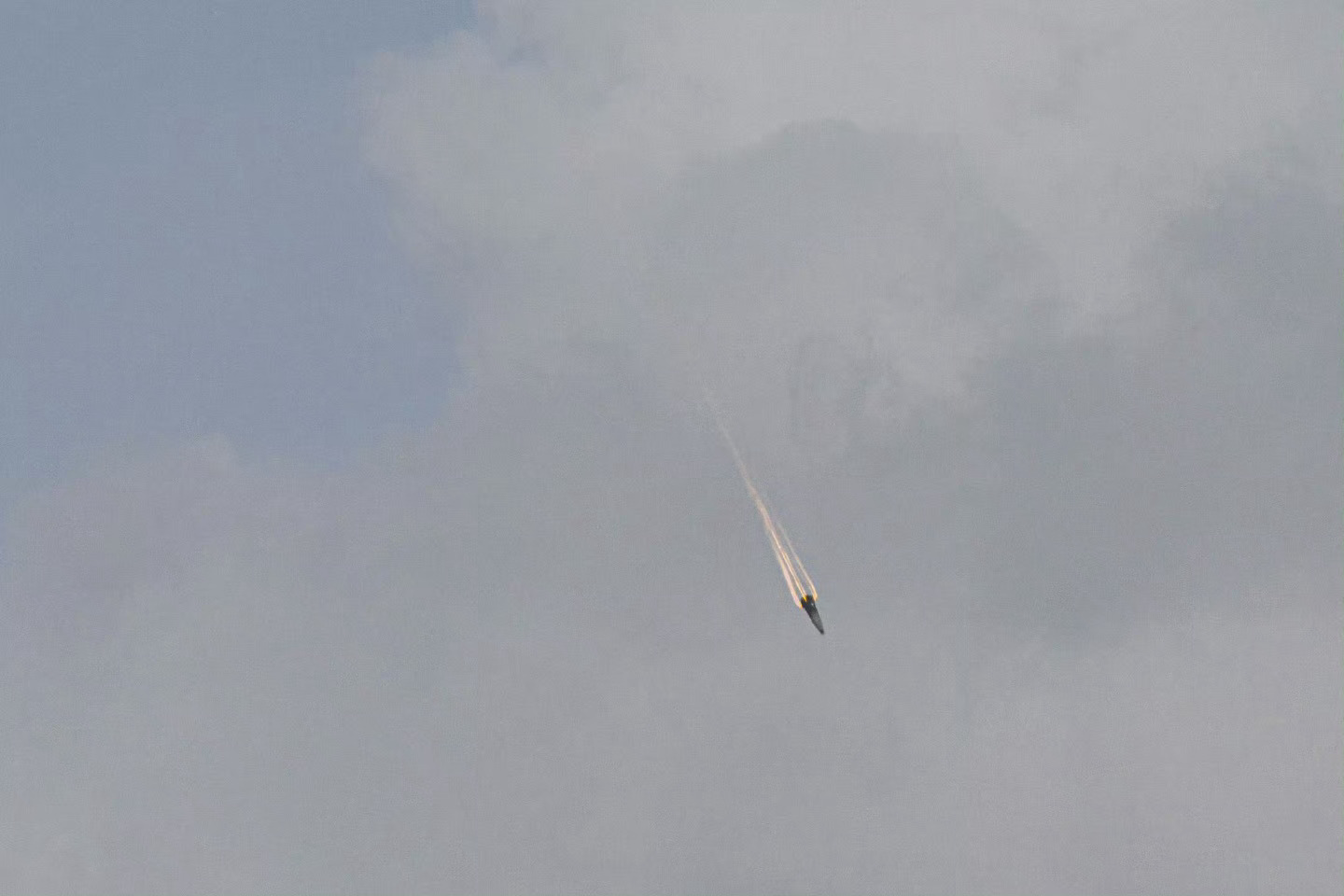 伊朗官宣导弹工业将获满分以色列上空的伊朗导弹，第一次见弹道导弹的弹头