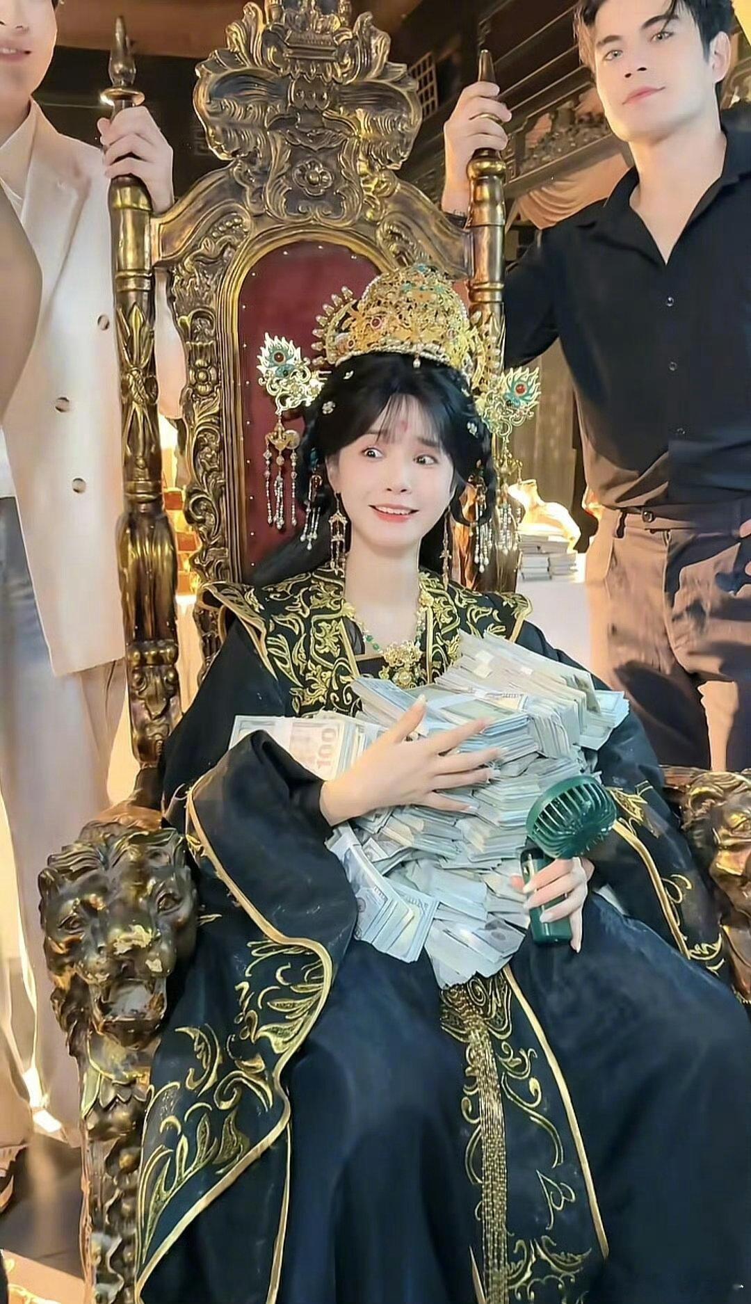 终于轮到轻喜剧短剧上桌了 家人们别错过！《方夏》闺蜜双穿豪门，癫疯剧情超疯爽，《