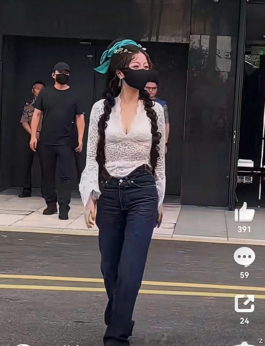 身材虞不看小腿脚踝肯定还是瘦的但是每次精修P腰线身材也是P得无法无天了