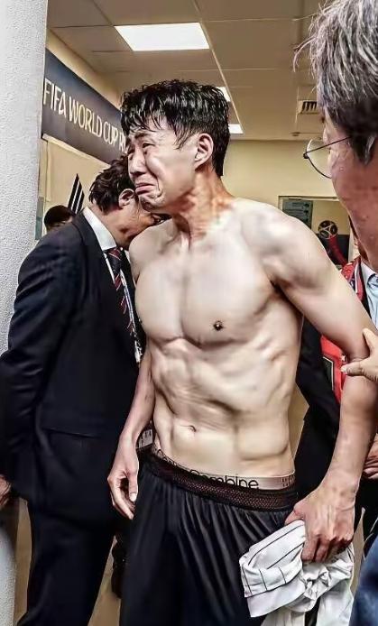 韩国队这趟回国，跟被开除国籍差不多了。
看看这个画面，堂堂一个国家队的足球队，代