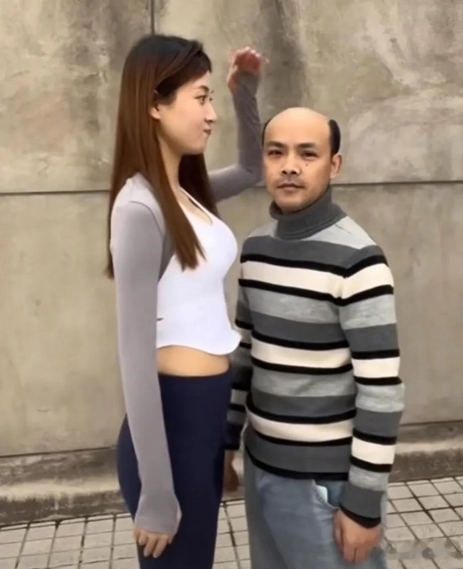 “她173高+23岁，我168高+38岁。我俩在一起真的很幸福[如花]”，女孩前