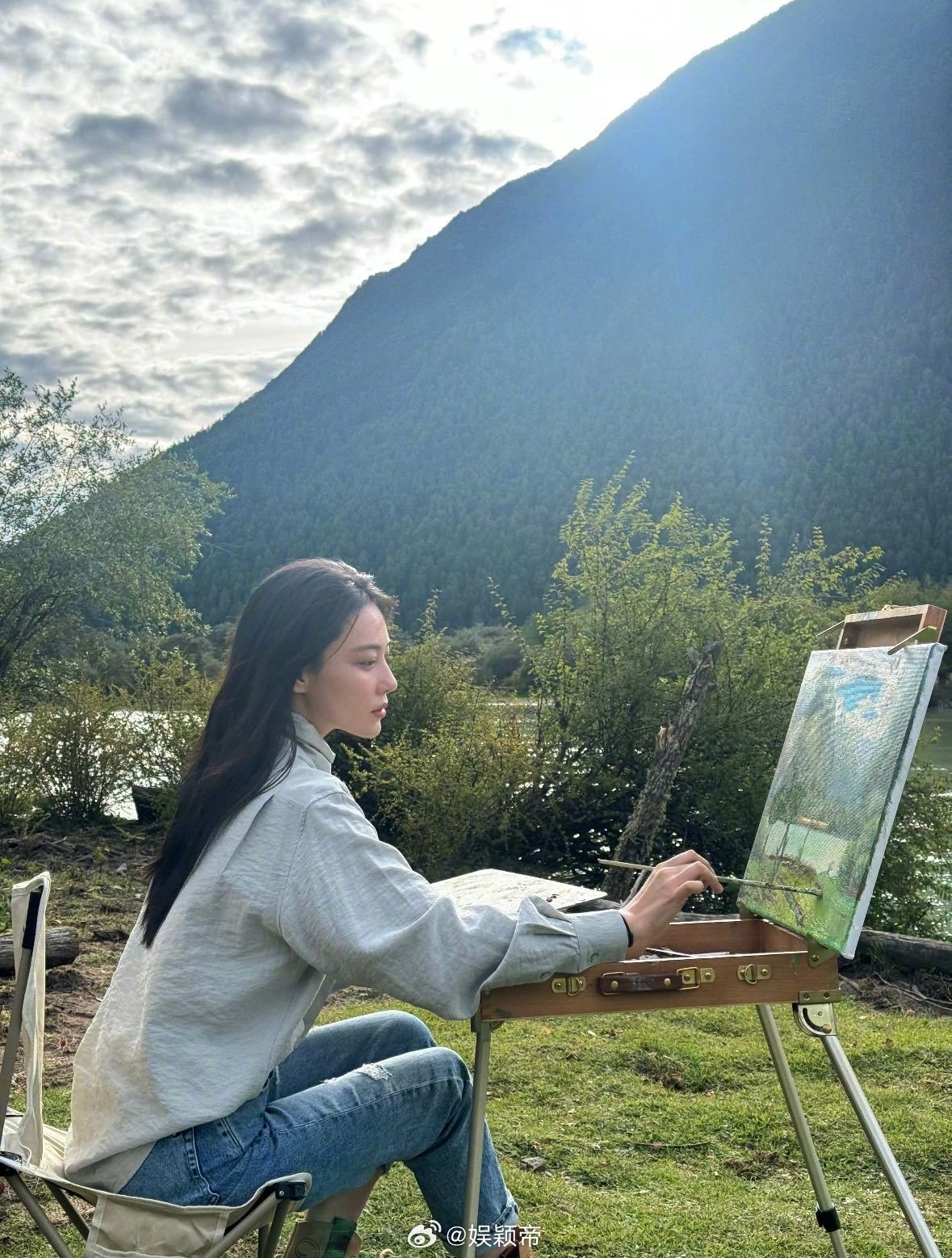 张馨予云南花海里画花 建议给这个视频申请「视觉镇静剂」专利！张馨予在花海里抬眸一