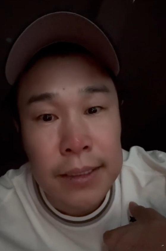 小沈阳演唱会的隐藏开场 从升降台升上去的那一刻，所有人都在唱歌，只有他嘴唇一直在