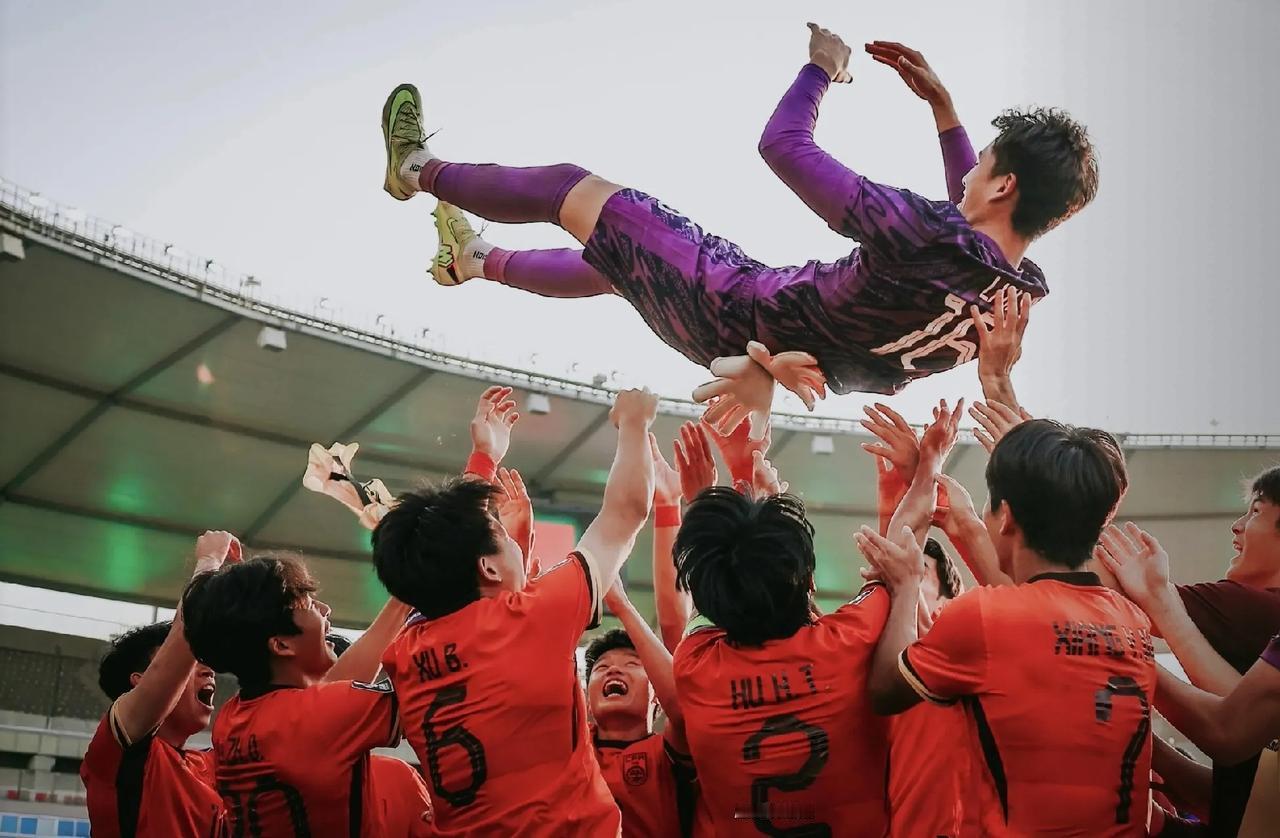 许久不熬夜看比赛了，但是今天非看不可，u23国足肩负全村的希望，结果很重要，过程