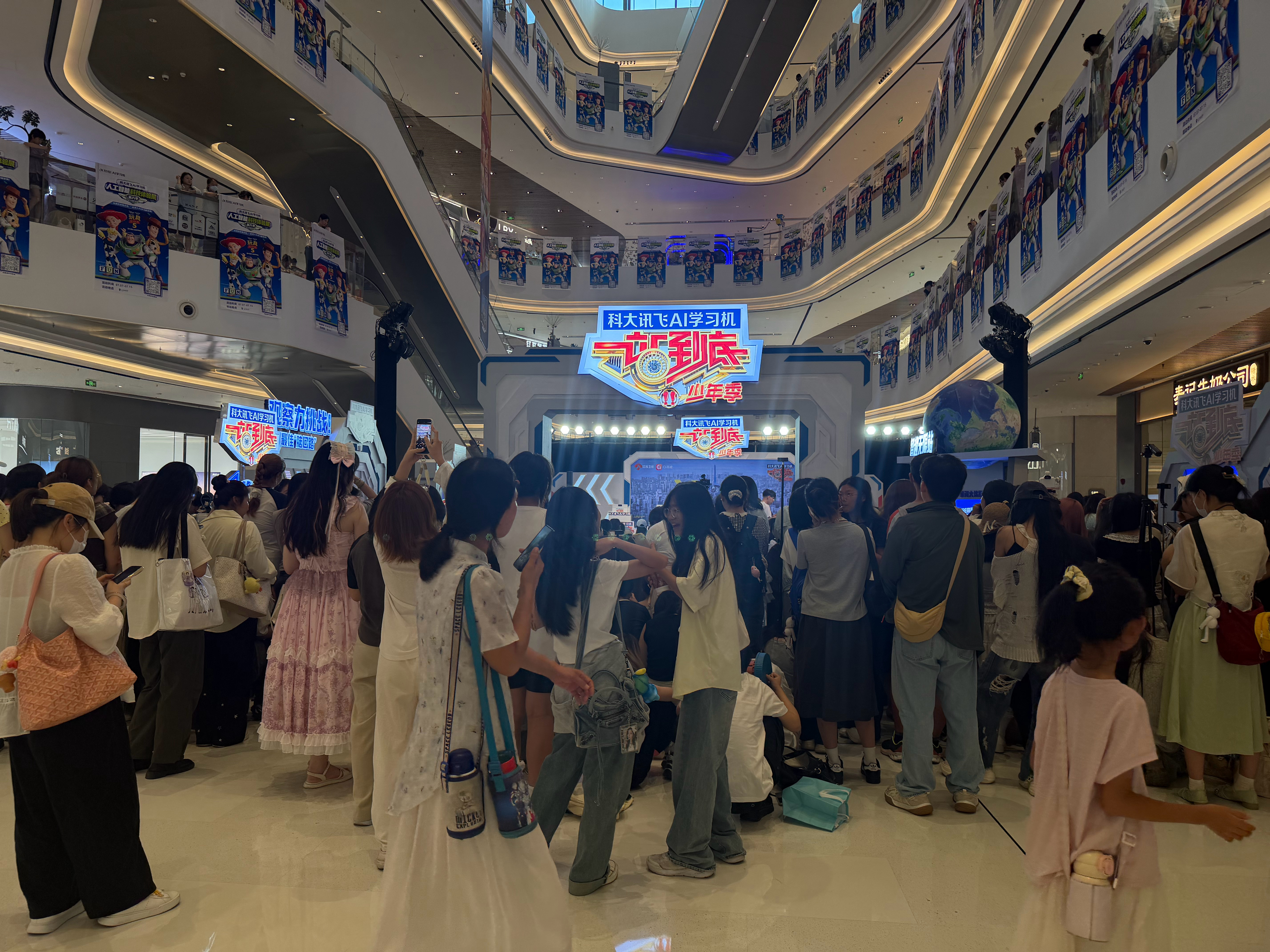 唐九洲济南线下活动人气 济南商场整层挤满参与一站到底线下活动的大小观众，楼上回廊