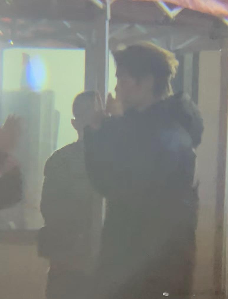 丁禹兮又染了金发 小丁染了金发哎！这次走的是男团风[舔屏] 丁禹兮头发染了金色 