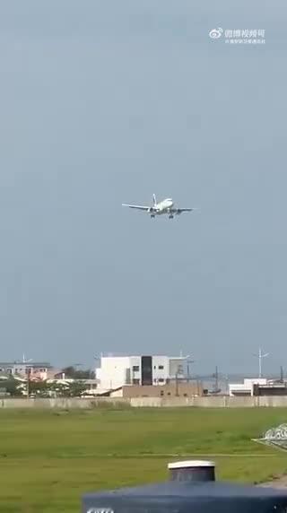 巴西一客机因遭遇强侧风蟹形降落，侧滑着陆像在空中平移，这一幕有多惊险？飞行员完成