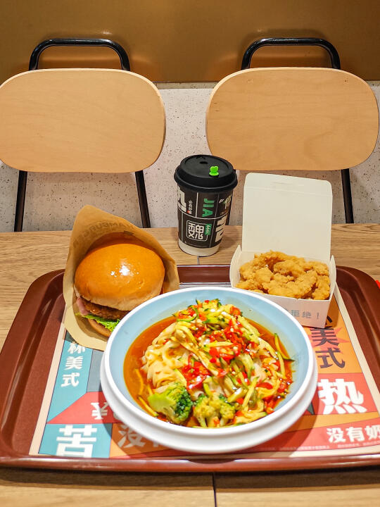 在凉皮店吃到的人生汉堡！还有咖啡畅饮！！