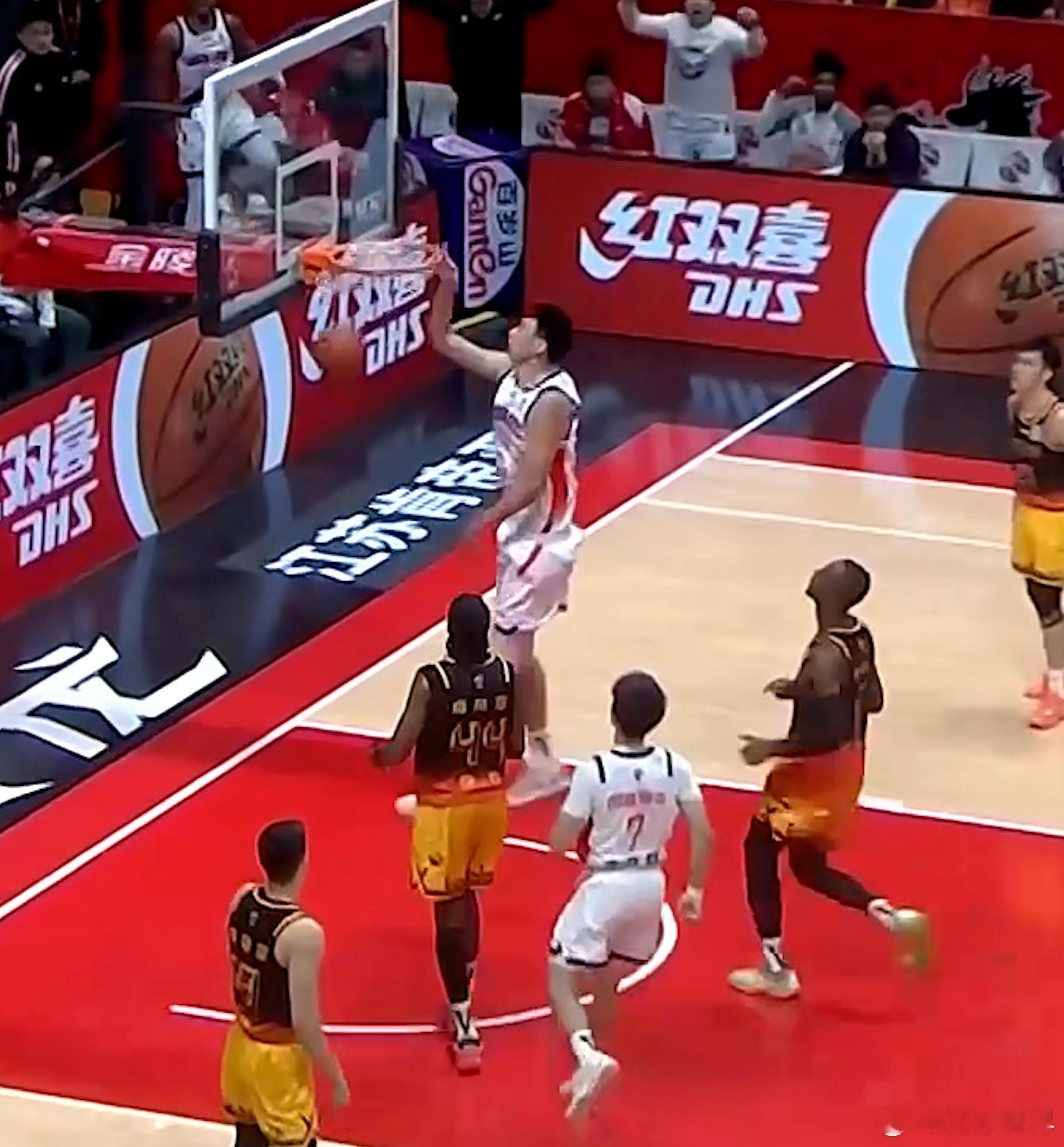 生涯之夜了徐昕，这俩扣篮吓哭了，跳这么高徐昕27分