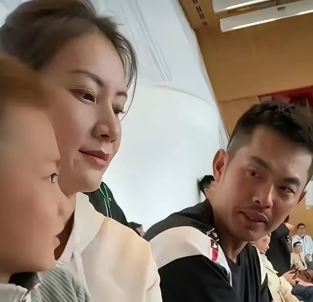 林丹出轨8年，当时正值谢杏芳怀孕，她选择了隐忍，如今孩子已经8岁，一家三口同框，