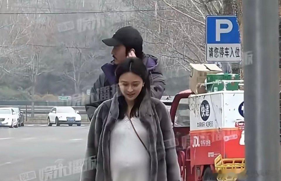 有八卦媒体拍到陈牧驰、陈冰外出聚餐，两人都休闲打扮，边走边聊天，气氛看起来很融洽