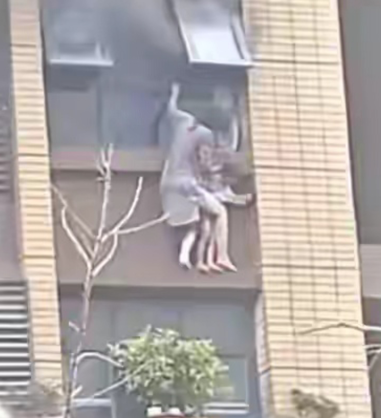 大人小孩火场避险不慎从5楼坠下7月27日早上，连云港东方领秀小区5楼起火。视频里