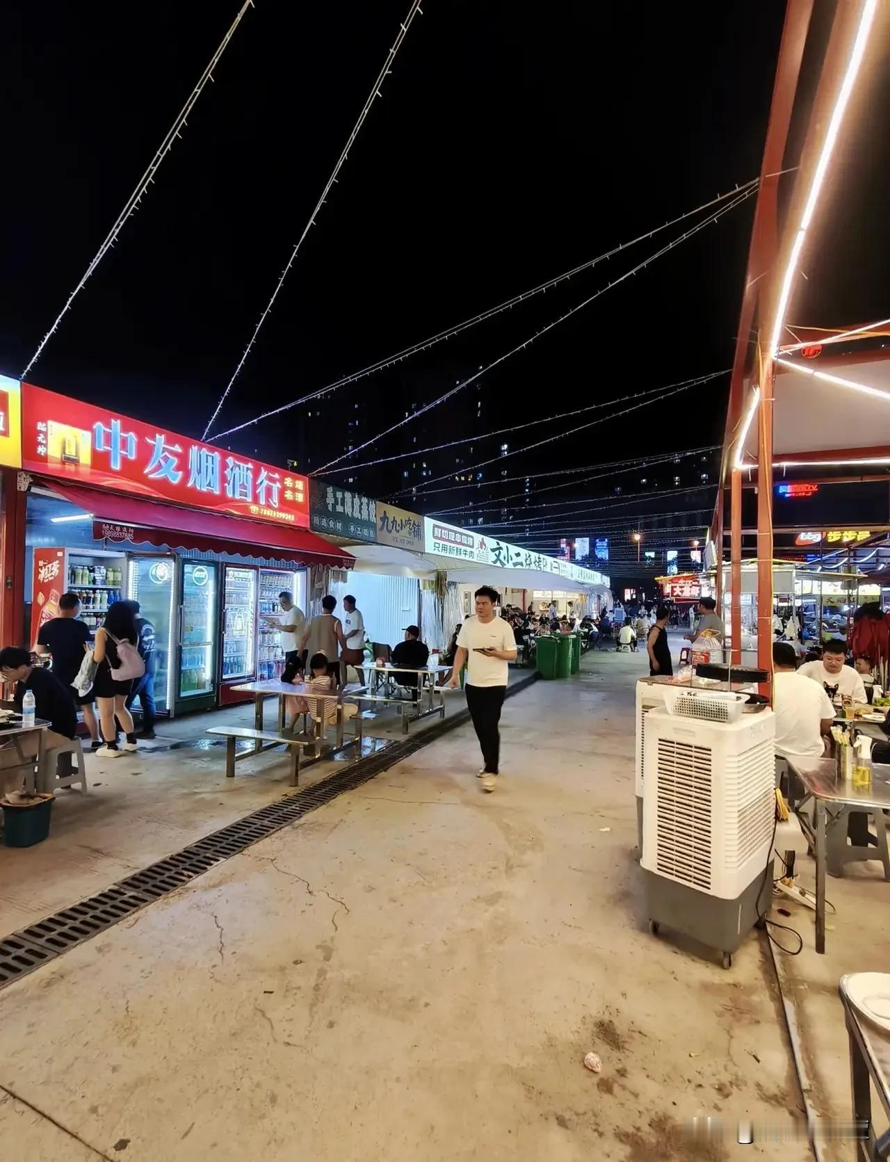 打卡长沙南城最热闹的夜市！
进入夏天，夜生活又火热起来！位于长沙南城丽发新城附近