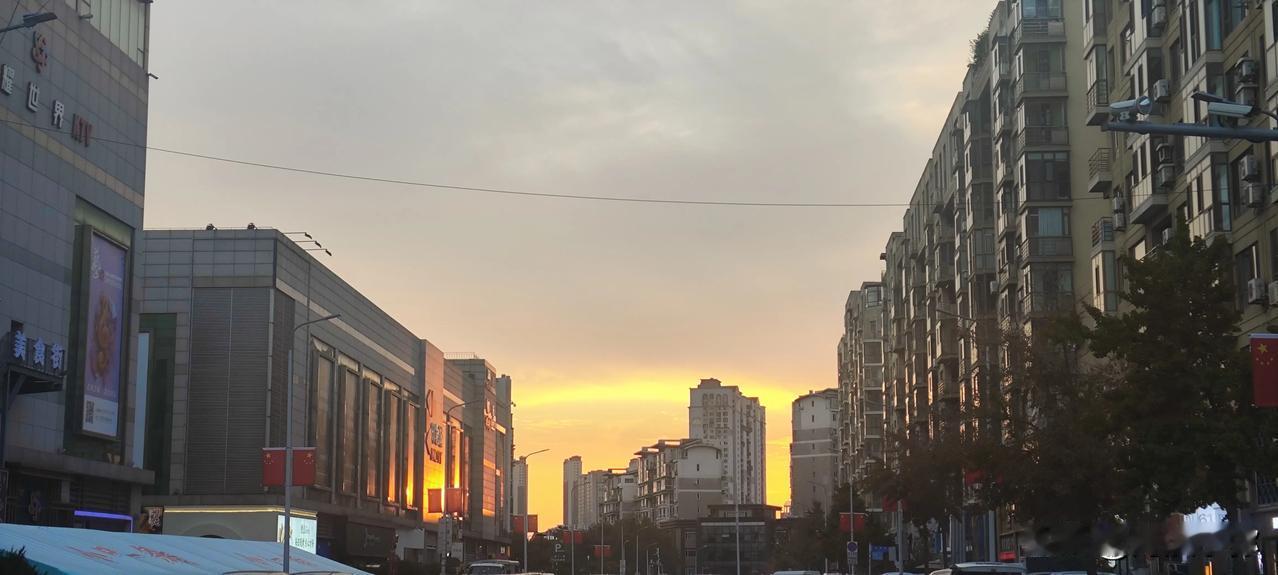 这是前两天在大连的长春路印象城商场后身，偶然间拍到的落日余晖，真的是非常漂亮，非