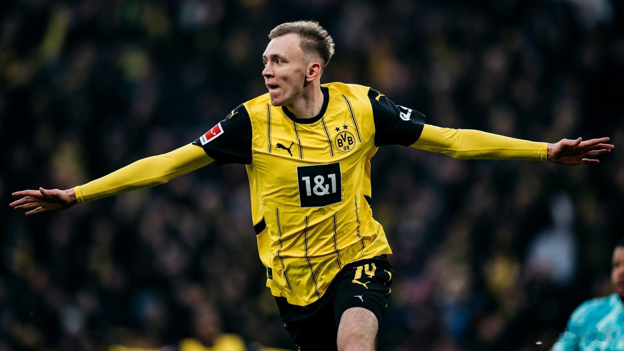 【并肩作战】马克西-拜尔近期没有离开多特蒙德的计划。这位23岁的球员与俱乐部的合