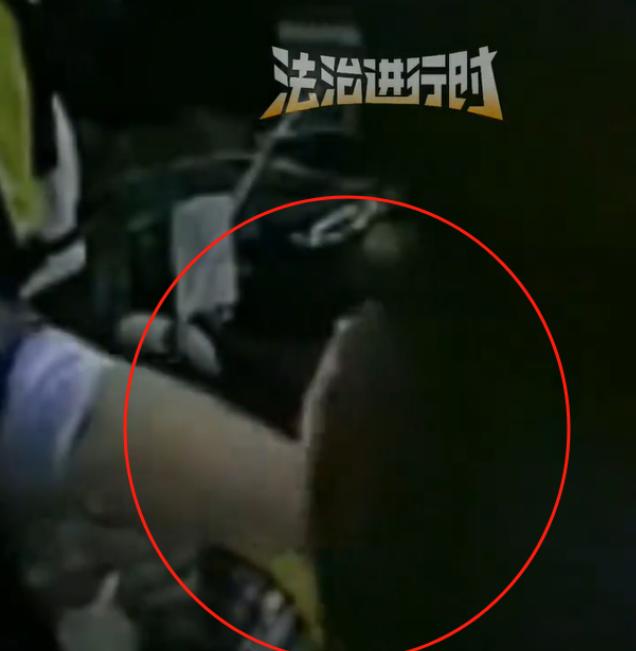一名男子随意进店闲逛，目光锁定了正在挑选衣服的年轻女生。谁都没料到，这名男子毫无