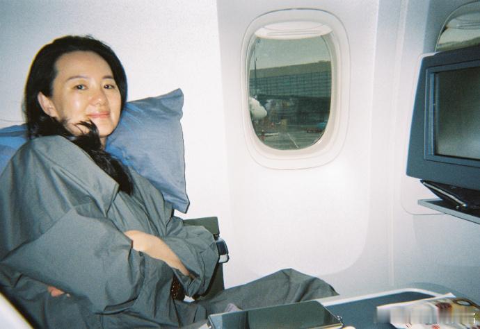咏梅顶级地母系美人咏梅真是顶级地母系美人，眼神里的温和从容，是岁月沉淀的力量，这