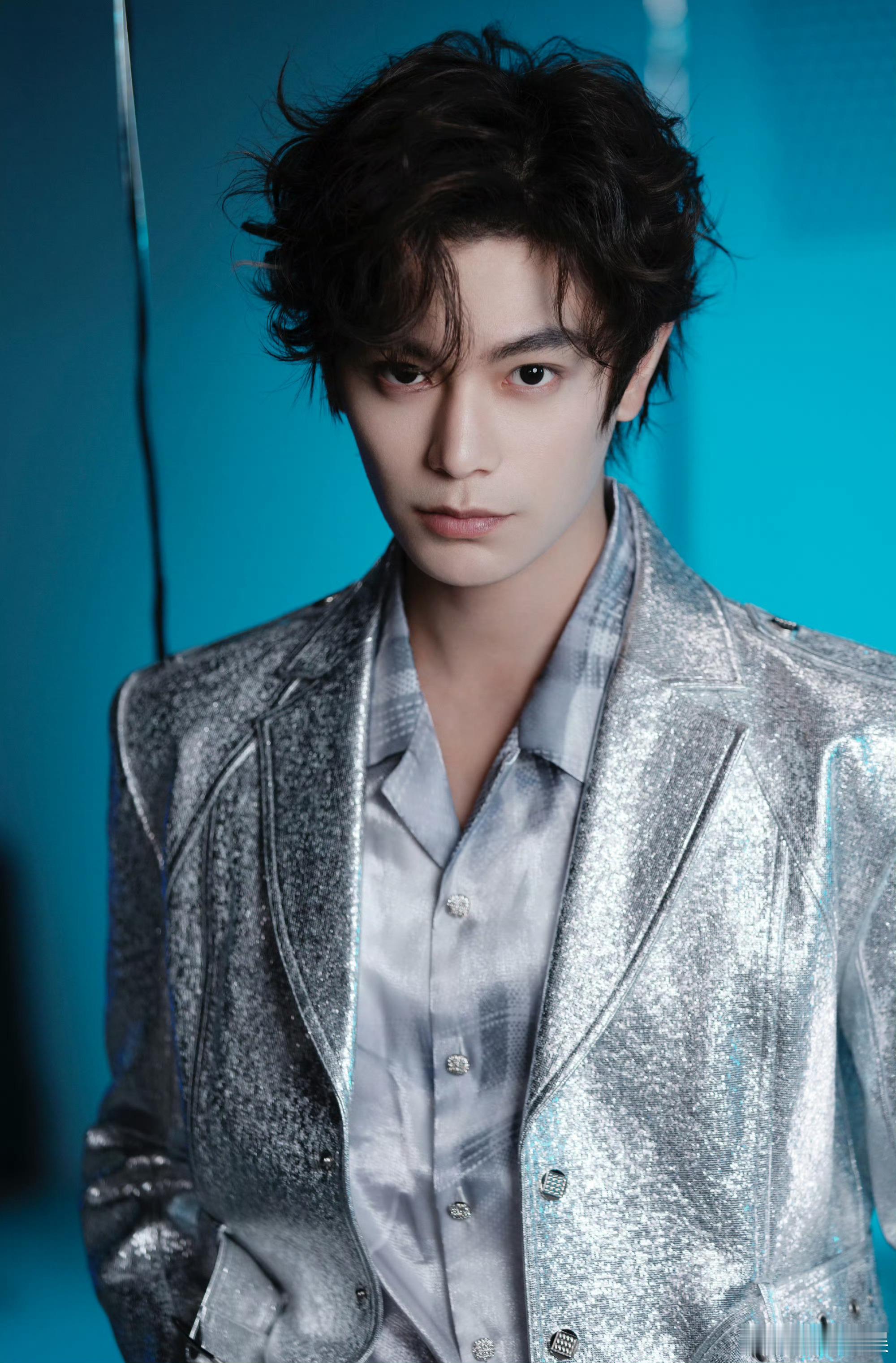 丁禹兮于无序的幽蓝里，好看，哇哇哇 